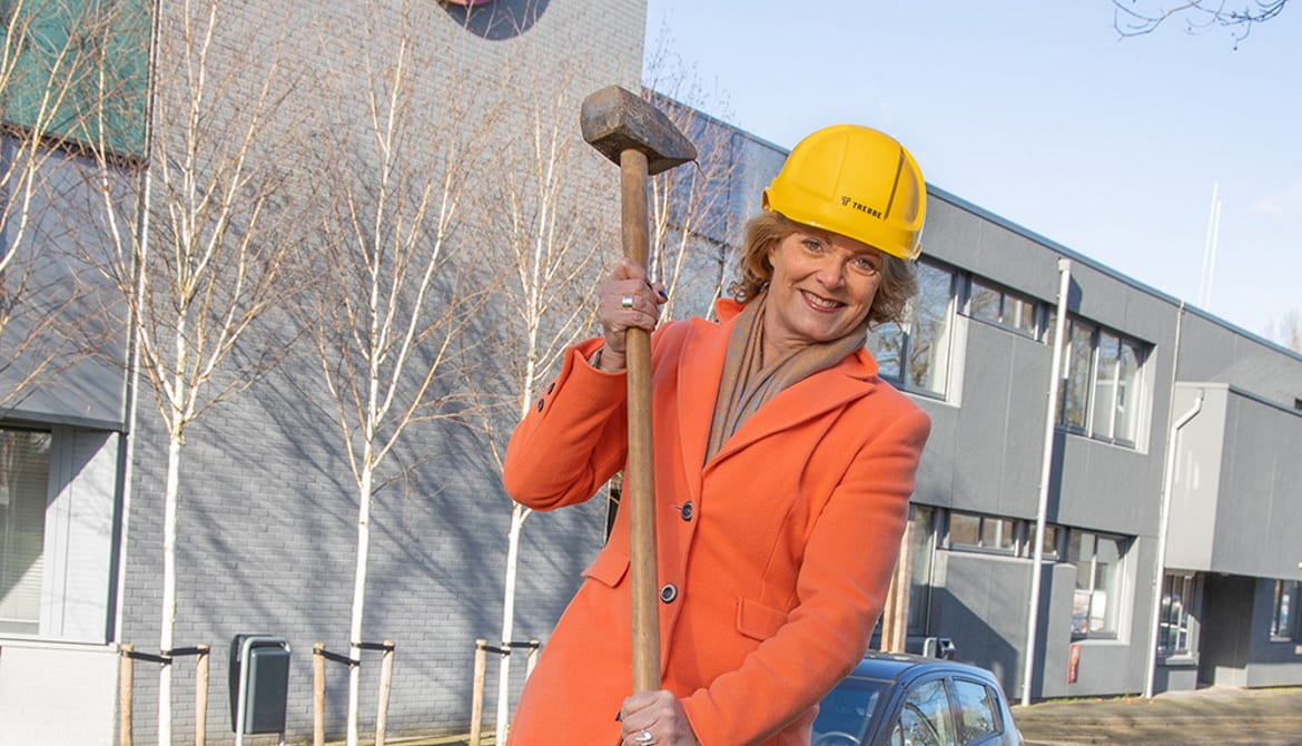 Tinka Rood slaat de eerste paal voor de 38 woningen die Trivire en Trebbe realiseren.