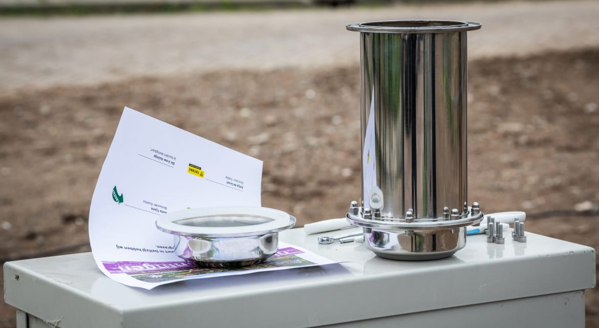 Anita Tijsma (Acantus), Annalies Usmany-Dallinga (wethouder Eemsdelta) en twee huurders hebben voor de start van het bouwproject bij de Fortressestraat in Delfzijl een tijdcapsule gevuld en begraven. Foto: Acantus / Huisman Media