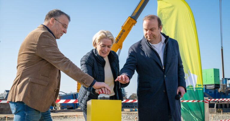 De bouw van Kroonstad gestart met een druk op de knop